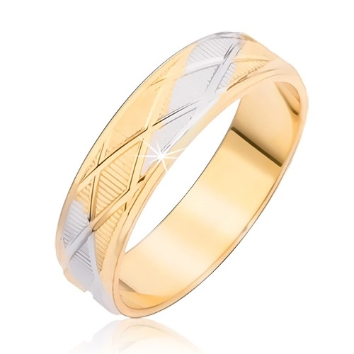 Dvojfarebný prsteň s kosoštvorcovým vzorom a vertikálnymi ryhami - Veľkosť: 58 mm