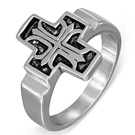Oceľový prsteň, Fleur de Lis v patinovanom latinskom kríži - Veľkosť: 62 mm