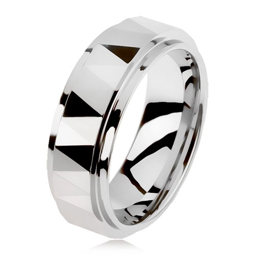 Volfrámový brúsený prsteň striebornej farby, trojuholníky, vyvýšený stredový pás - Veľkosť: 51 mm