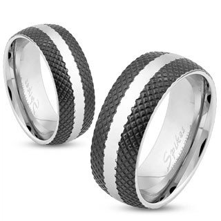 Oceľový prsteň s čiernym mriežkovaným povrchom, pás striebornej farby, 6 mm - Veľkosť: 54 mm