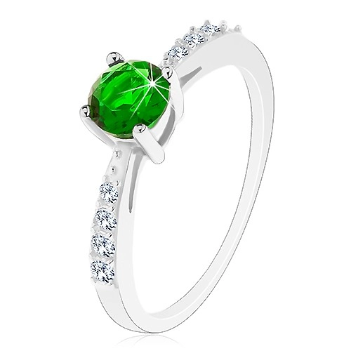 Strieborný 925 prsteň, lesklé ramená vykladané čírymi zirkónikmi, zelený zirkón - Veľkosť: 48 mm