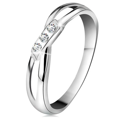 Zlatý 14K prsteň - tri okrúhle diamanty čírej farby, rozdelené ramená, biele zlato - Veľkosť: 54 mm