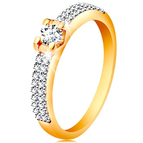 Zlatý 14K prsteň - trblietavé ramená, okrúhly číry zirkón v hranatom kotlíku - Veľkosť: 50 mm