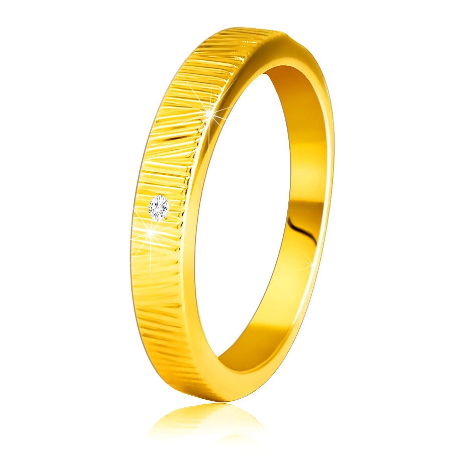 Diamantový prsteň zo žltého 14K zlata - jemné ozdobné zárezy, číry briliant, 1,5 mm - Veľkosť: 56 mm