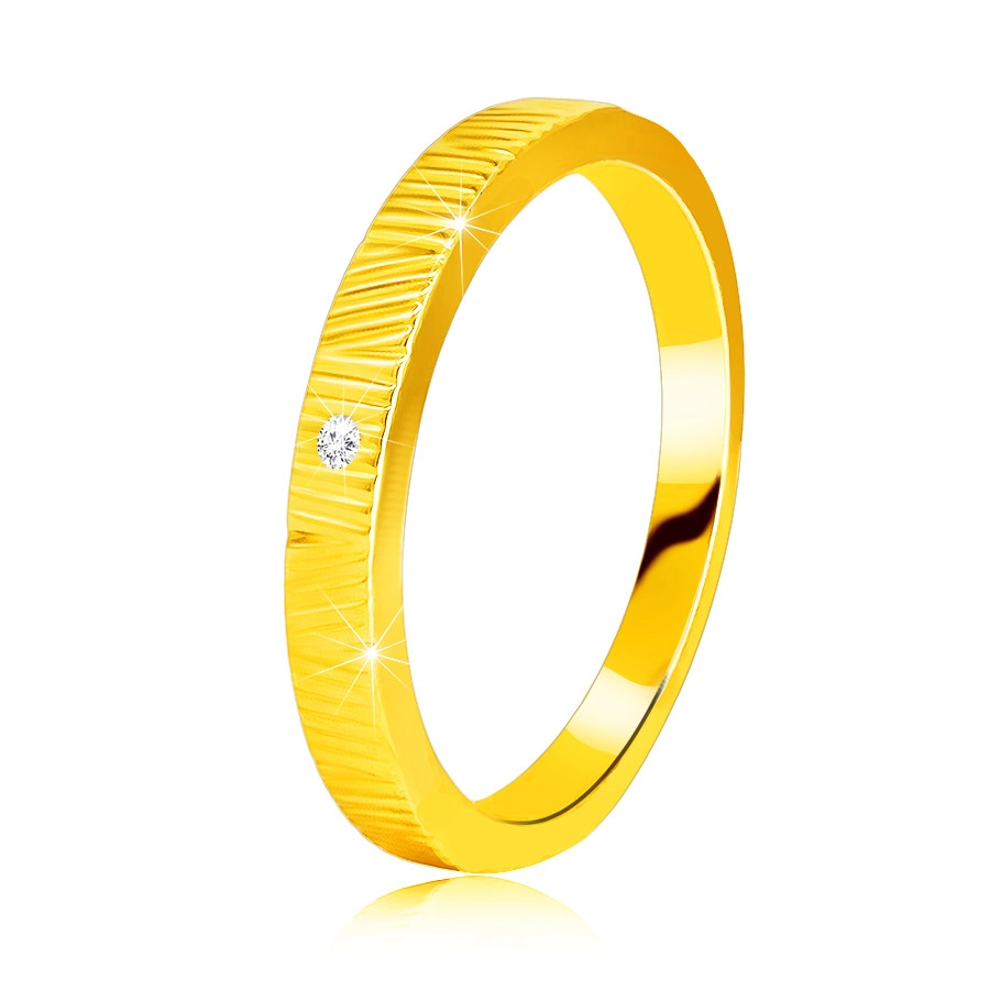 Diamantový prsteň zo žltého 14K zlata - jemné ozdobné zárezy, číry briliant, 1,3 mm  - Veľkosť: 51 mm