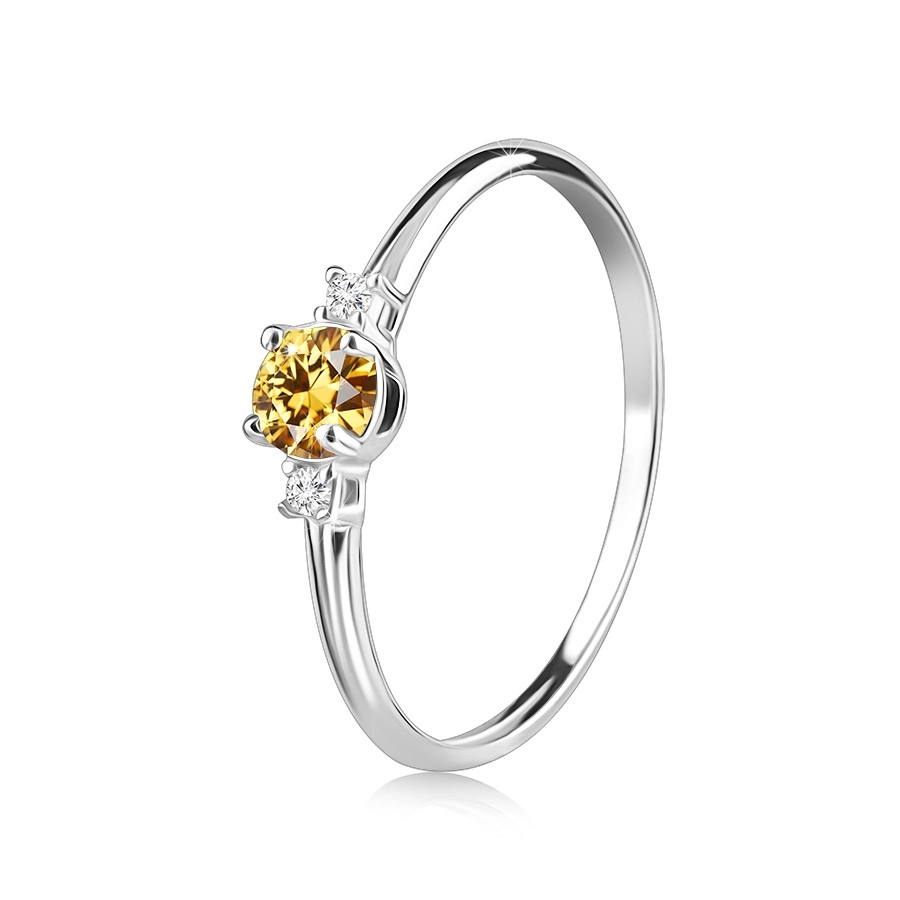 Prsteň z bieleho 14K zlata - okrúhly citrín s dvomi zirkónmi po stranách - Veľkosť: 52 mm