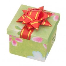 Krabička na darček - kocka s rôznofarebným motívom a mašľou