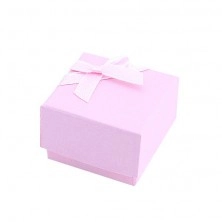 Matná ružová krabička na prsteň previazaná stuhou