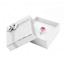 Strieborná krabička na prsteň so vzorom kvetov a mašľou