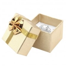 Zlatá darčeková krabička na prsteň - vzorovaný povrch, mašľa, stuha