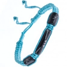 Modrý pletený náramok s vyrezávanými korálkami