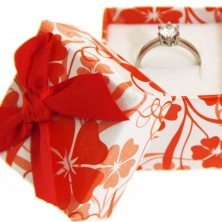 Červeno-biela darčeková krabička s kvetmi a mašličkou