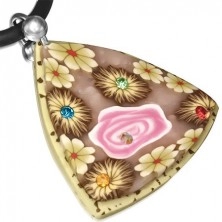 Béžovo-hnedý FIMO náhrdelník, trojuholník s kvetmi a kamienkami