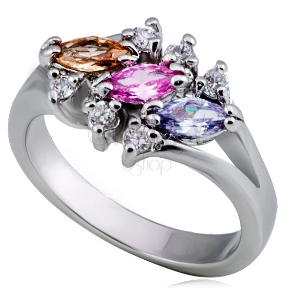 Lesklý kovový prsteň - tri farebné zrnkové zirkóny, číry lem