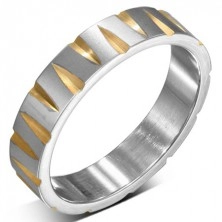 Oceľový prsteň striebornej farby so zárezmi v zlatej farbe