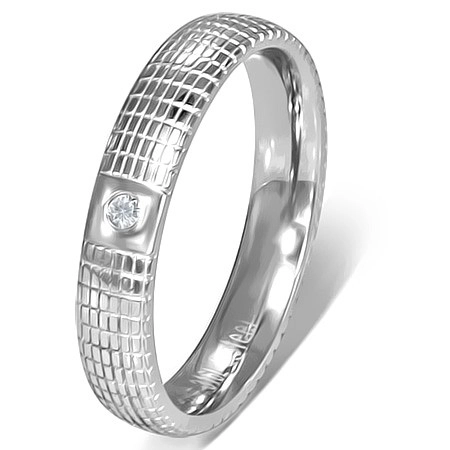 Oceľový prsteň striebornej farby s čírym kamienkom a mriežkou - Veľkosť: 50 mm