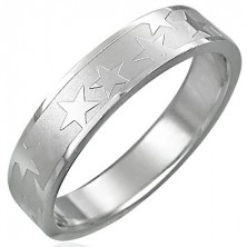 Oceľový prsteň s matným stredovým pásom a hviezdami