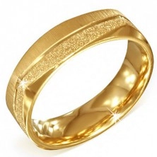 Hranatý oceľový prsteň zlatej farby - pieskovaný a saténový pás