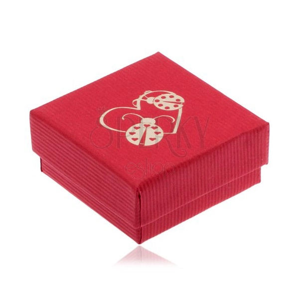 Červená krabička na náušnice, obrys srdca a dve lienky zlatej farby