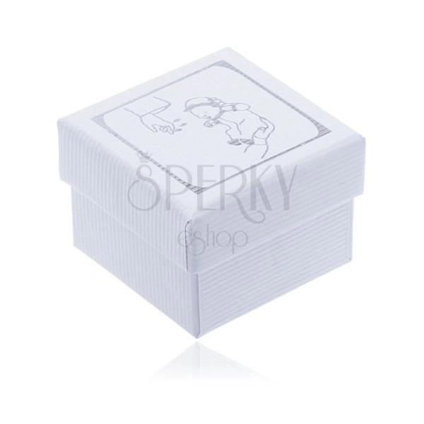 Vrúbkovaná biela darčeková krabička, motív krstu striebornej farby