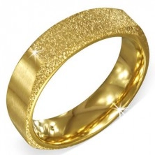 Hranatý pieskovaný prsteň zlatej farby z ocele s dvomi matnými stranami