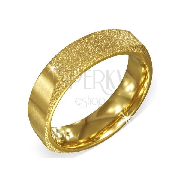 Hranatý pieskovaný prsteň zlatej farby z ocele s dvomi matnými stranami
