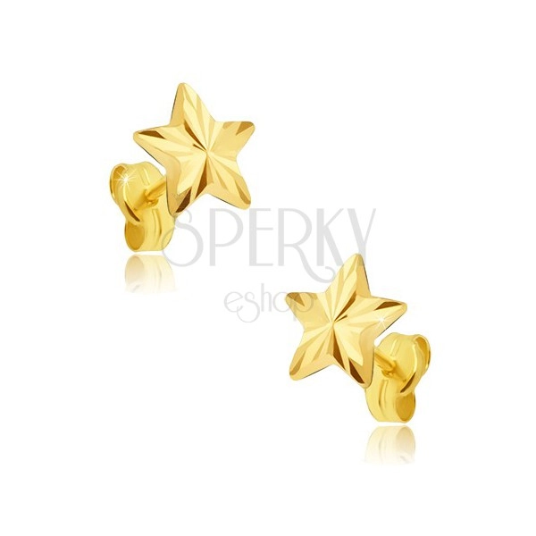 Náušnice zo žltého 14K zlata - päťcípa ligotavá hviezda, lúčovité ryhy