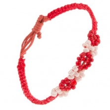 Náramok z červených šnúrok, červené a perleťové korálky