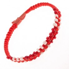 Pletený náramok z červených šnúrok, biele a červené korálky po stranách