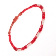 Náramok z červených šnúrok, korálkové línie bielej a červenej farby