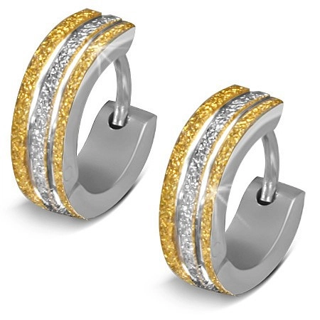 E-shop Šperky Eshop - Ligotavé oceľové náušnice - krúžky, dvojfarebné pieskované pásy Q24.02