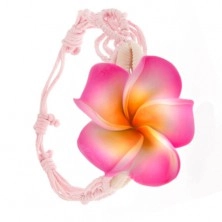 Pletený náramok zo svetloružových šnúrok, ružový kvet, mušličky