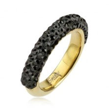 Oceľový prsteň zlatej farby zdobený čiernymi zirkónmi