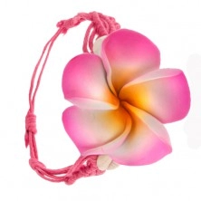 Žiarivo-ružový pletený náramok zo šnúrok, kvet a dve lastúry
