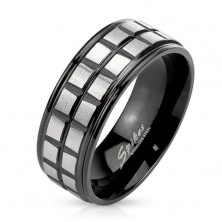 Čierny oceľový prsteň, dve línie z matných štvorcov striebornej farby