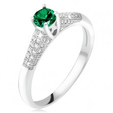 Prsteň so zeleným zirkónom v kotlíku, číre kamienky, striebro 925