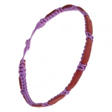 Pletený fialový náramok zo šnúrok, karamelový pás kože na povrchu