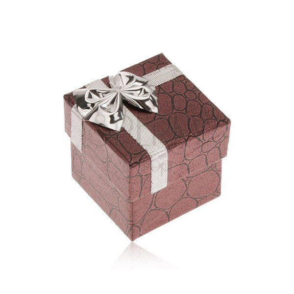Lesklá bordová krabička na prsteň, kamene, mašľa striebornej farby