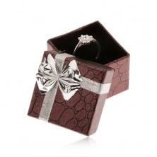 Lesklá bordová krabička na prsteň, kamene, mašľa striebornej farby
