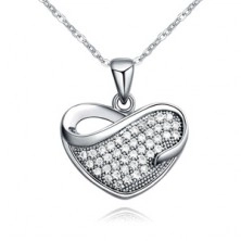 Lesklý náhrdelník s príveskom zirkónového srdca so slzičkovým výrezom