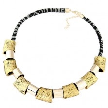 Mohutný náhrdelník - čierno-biela šnúrka, lesklé geometrické tvary zlatej farby