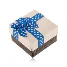 Béžovo-hnedá krabička na prsteň, modrá stuha s bielymi bodkami