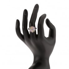 Lesklý prsteň striebornej farby, farebný kvet z brúsených kamienkov