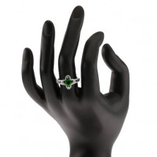 Prsteň zo striebra 925, šikmo uchytený zelený štvorcový zirkón
