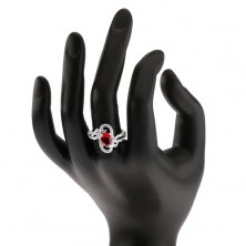 Strieborný prsteň 925, oválny červený kameň, ozdobne zatočené zirkónové ramená