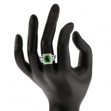Prsteň s obdĺžnikovým zeleným zirkónom, dvojitý číry lem, šípky, striebro 925