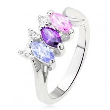 Lesklý prsteň striebornej farby s farebnými kamienkami usporiadanými vedľa seba