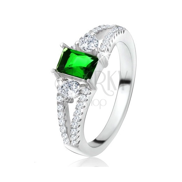 Prsteň - obdĺžnikový zelený kameň, rozvetvené ramená, číre zirkóny, striebro 925