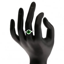 Strieborný 925 prsteň, okrúhly zelený kameň, zatočené zirkónové ramená