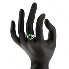 Strieborný 925 prsteň, šikmý oválny zelený zirkón, zaoblené línie, číre kamienky